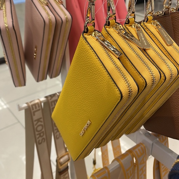 Michael Kors Jet Set Travel Large Travel CONTINENTAL 
BUTTER - Picture 7 of 16